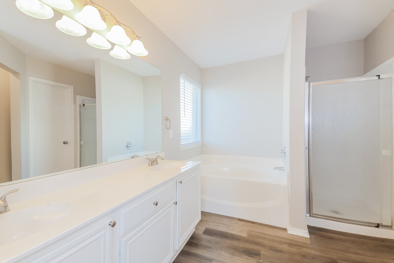 2,030/Mo, 417 Fireside Pl Royse City, TX 75189 Main Bathroom View