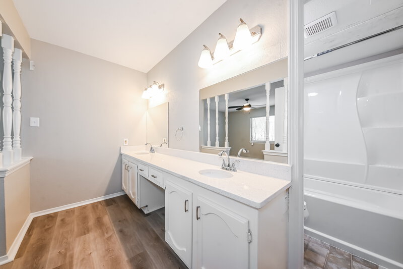 2,215/Mo, 8902 Denver Street Rowlett, TX 75088 Main Bathroom View