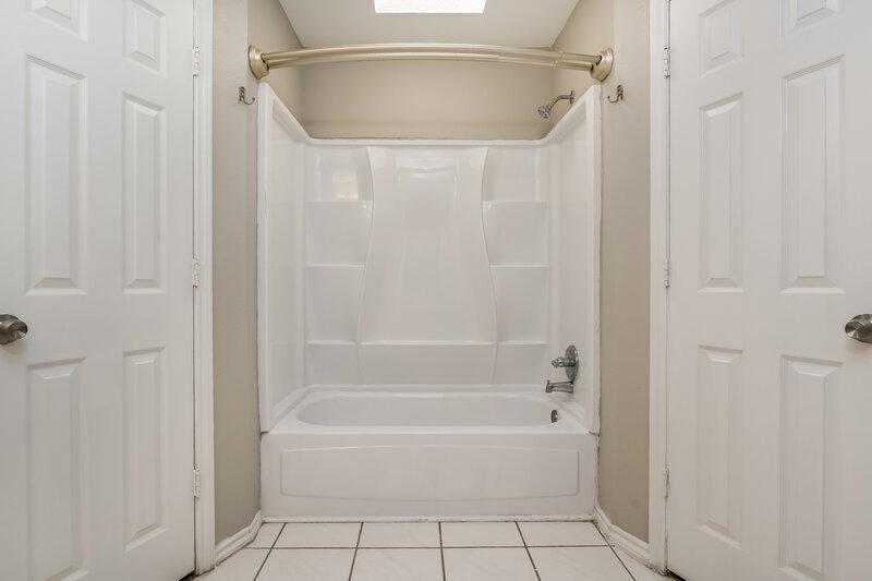 2,030/Mo, 6306 Avanti Dr Arlington, TX 76001 Main Bathroom View