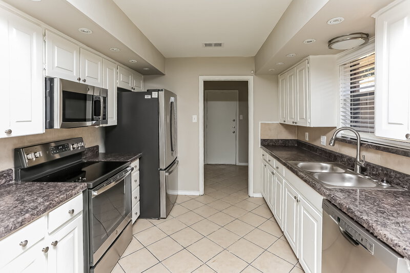 2,310/Mo, 3525 Willowbrook Dr Fort Worth, TX 76133 Kitchen View 2