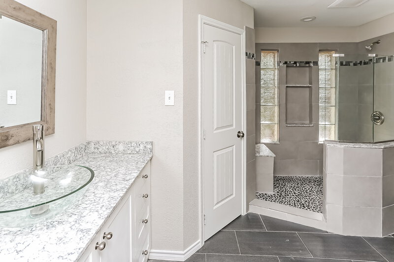 2,310/Mo, 3525 Willowbrook Dr Fort Worth, TX 76133 Main Bathroom View