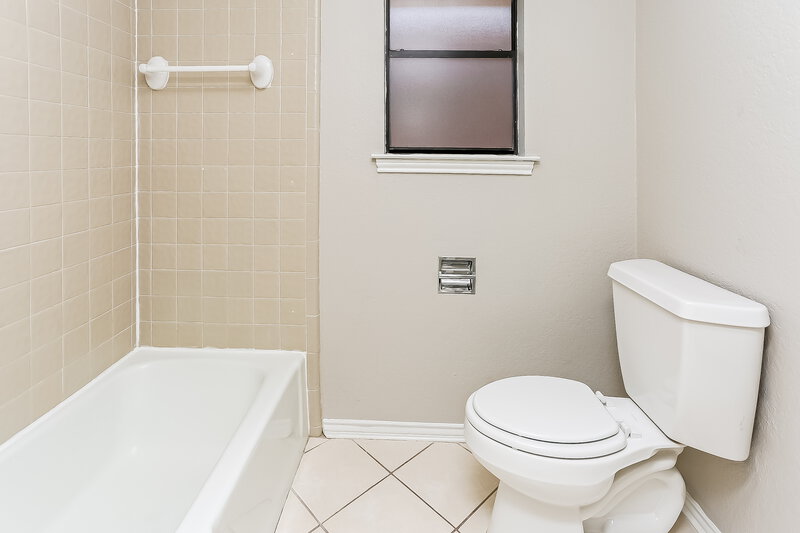 2,310/Mo, 3525 Willowbrook Dr Fort Worth, TX 76133 Bathroom View