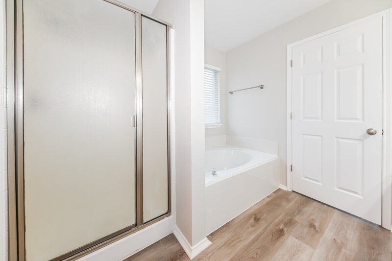 2,155/Mo, 2907 Briarbrook Dr Seagoville, TX 75159 Main Bathroom View 2