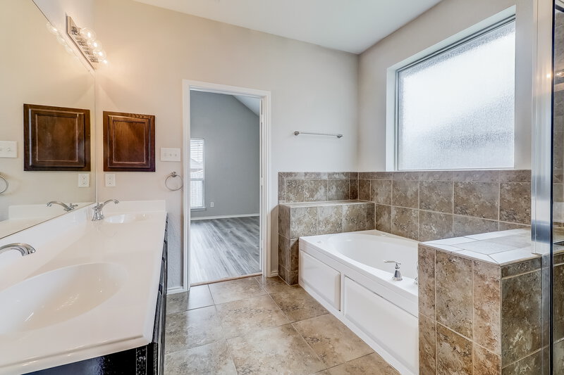 2,405/Mo, 811 Fran St Seagoville, TX 75159 Main Bathroom View