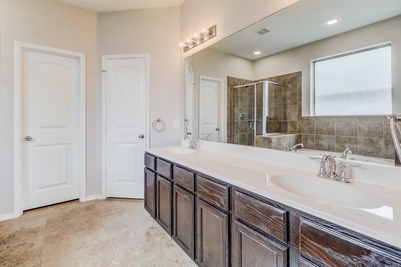2,405/Mo, 811 Fran St Seagoville, TX 75159 Main Bathroom View 2