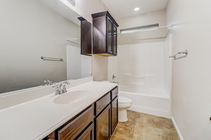 2,405/Mo, 811 Fran St Seagoville, TX 75159 Bathroom View