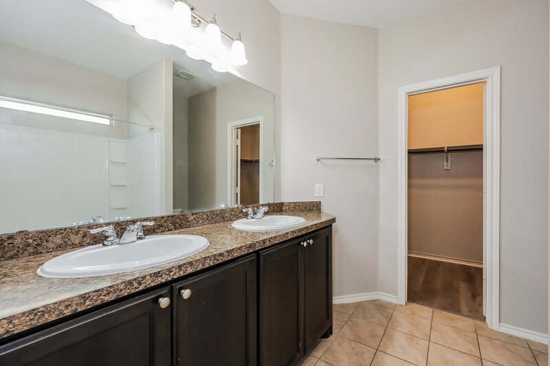 2,025/Mo, 1720 Kings Glen Ln Fort Worth, TX 76140 Main Bathroom View