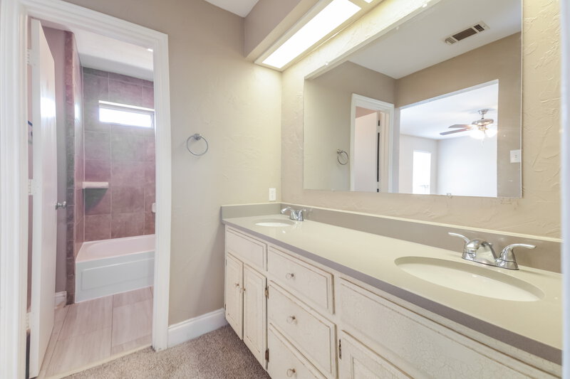 2,350/Mo, 5237 Prairie Creek Dr Flower Mound, TX 75028 Main Bathroom View