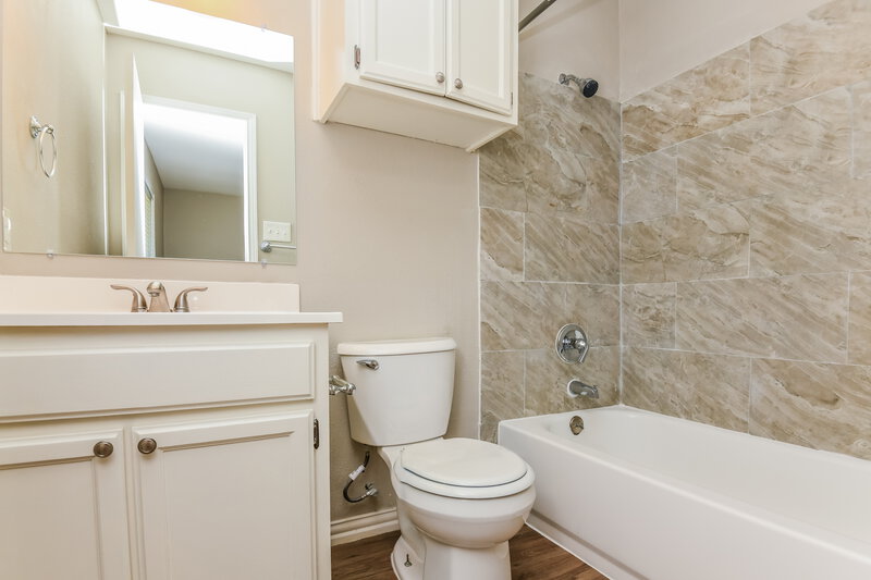 1,870/Mo, 753 Hampshire Dr Burleson, TX 76028 Main Bathroom View