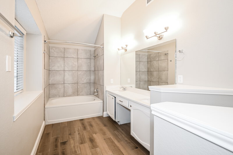 2,275/Mo, 100 Whitewater Trail Desoto, TX 75115 Main Bathroom View