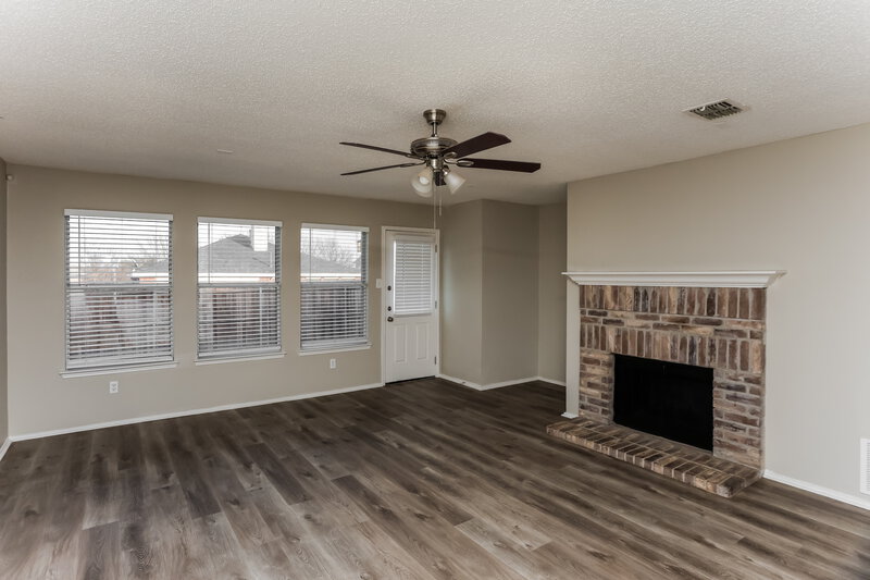 2,325/Mo, 2804 Monticello Ln Lancaster, TX 75134 Living Room View 2