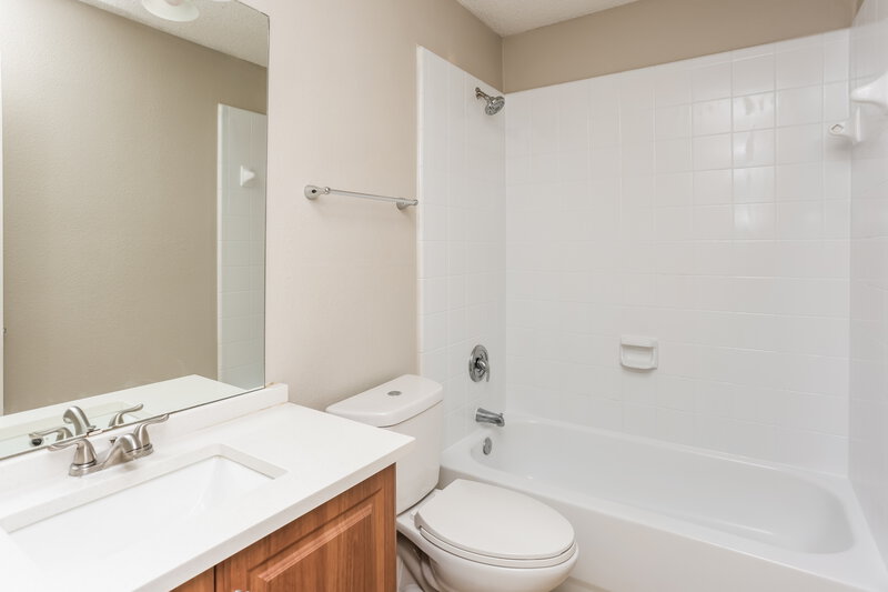 2,325/Mo, 2804 Monticello Ln Lancaster, TX 75134 Main Bathroom View