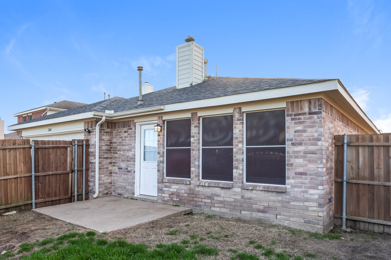 2,325/Mo, 2804 Monticello Ln Lancaster, TX 75134 Rear View