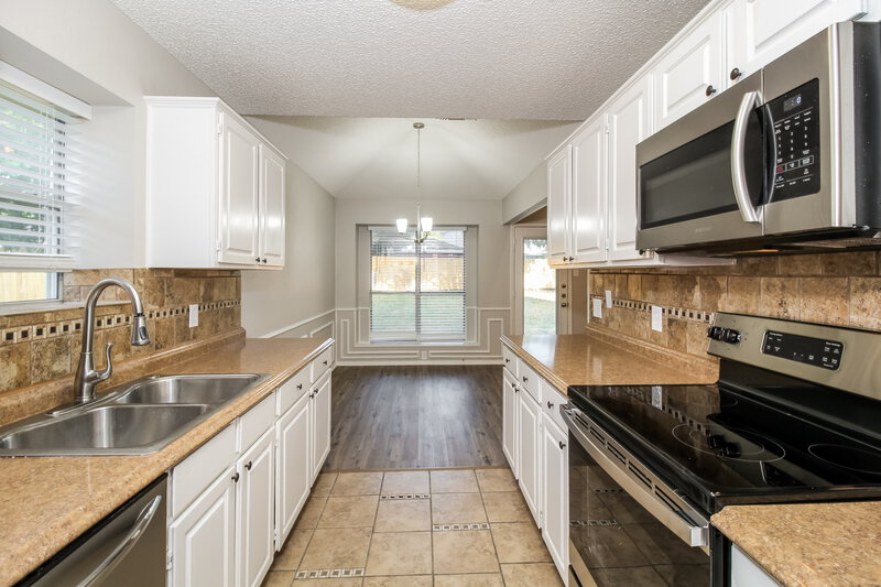 2,120/Mo, 9004 Willoughby Ct Fort Worth, TX 76134 Kitchen View 2