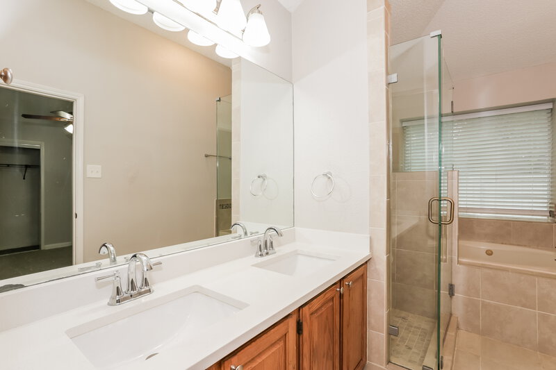 1,895/Mo, 9004 Willoughby Ct Fort Worth, TX 76134 Main Bathroom View