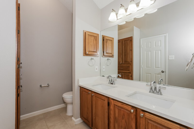 1,895/Mo, 9004 Willoughby Ct Fort Worth, TX 76134 Main Bathroom View 2