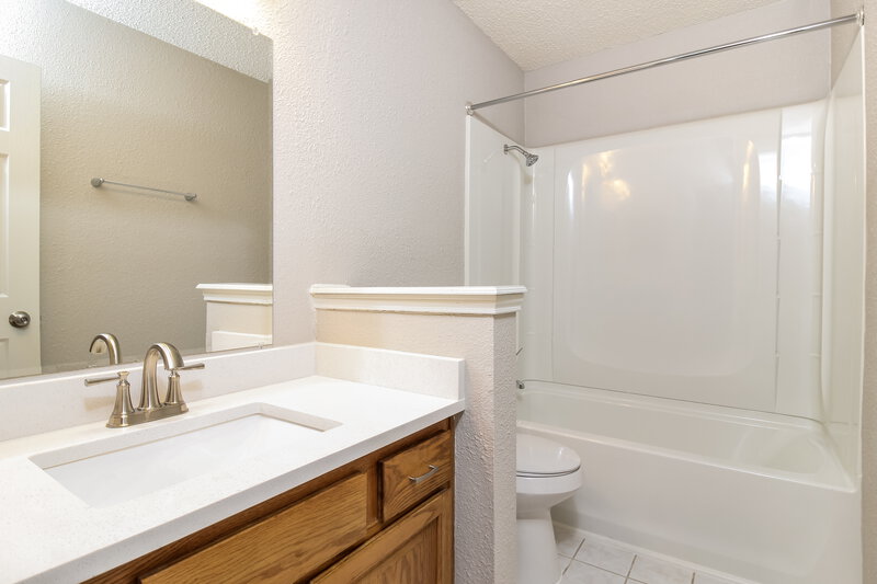 2,120/Mo, 9004 Willoughby Ct Fort Worth, TX 76134 Bathroom View