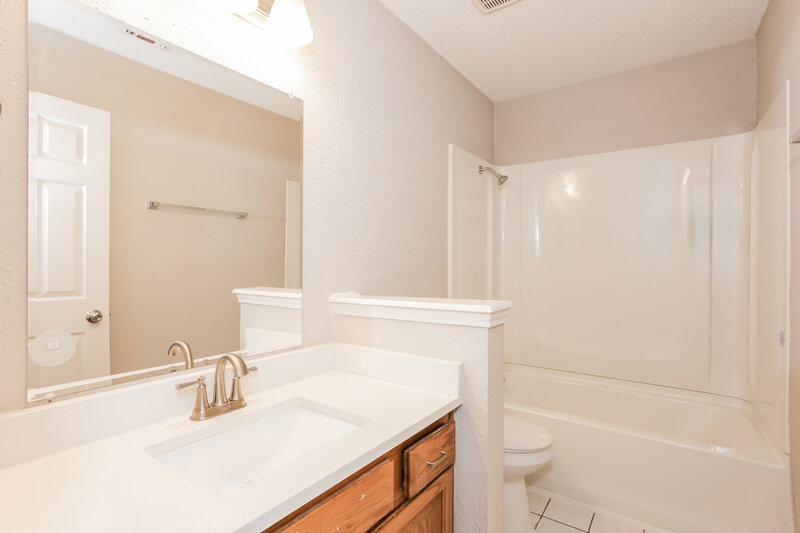 1,895/Mo, 9004 Willoughby Ct Fort Worth, TX 76134 Bathroom View