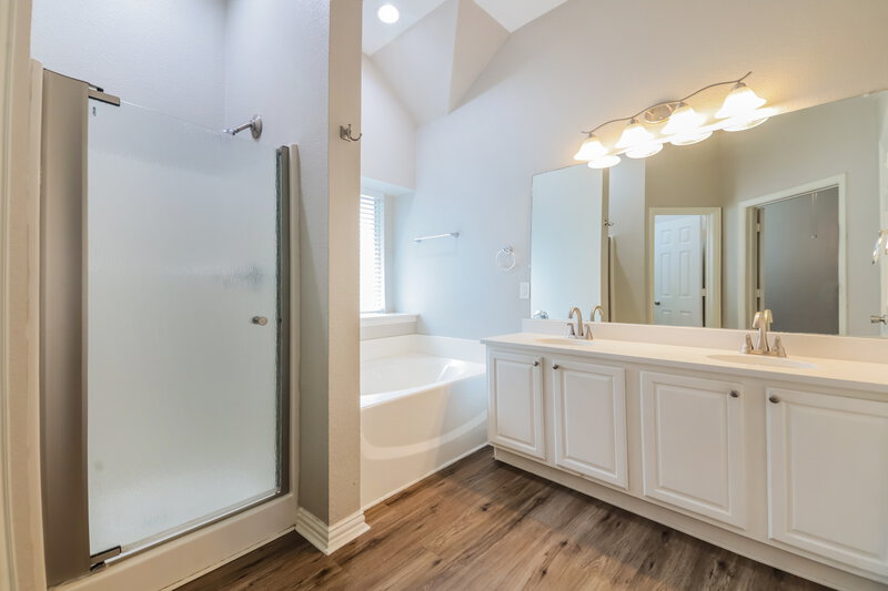 0/Mo, 1042 Devonshire Dr Providence Village, TX 76227 Main Bathroom View