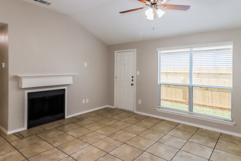 1,895/Mo, 10632 Shadywood Dr Fort Worth, TX 76140 Living Room View 4