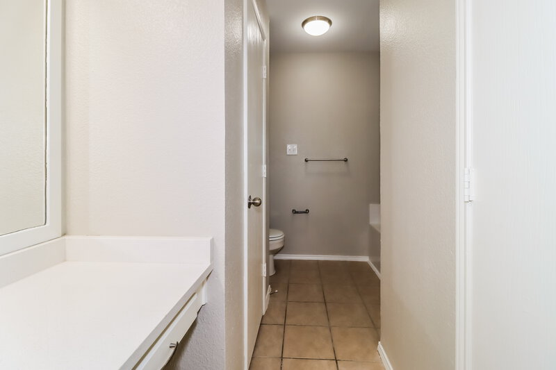 1,895/Mo, 10632 Shadywood Dr Fort Worth, TX 76140 Main Bathroom View