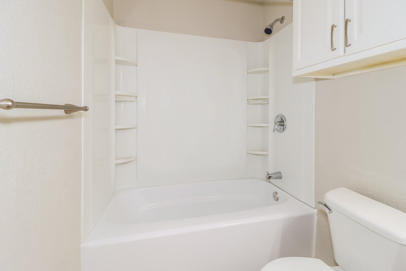1,895/Mo, 10632 Shadywood Dr Fort Worth, TX 76140 Bathroom View