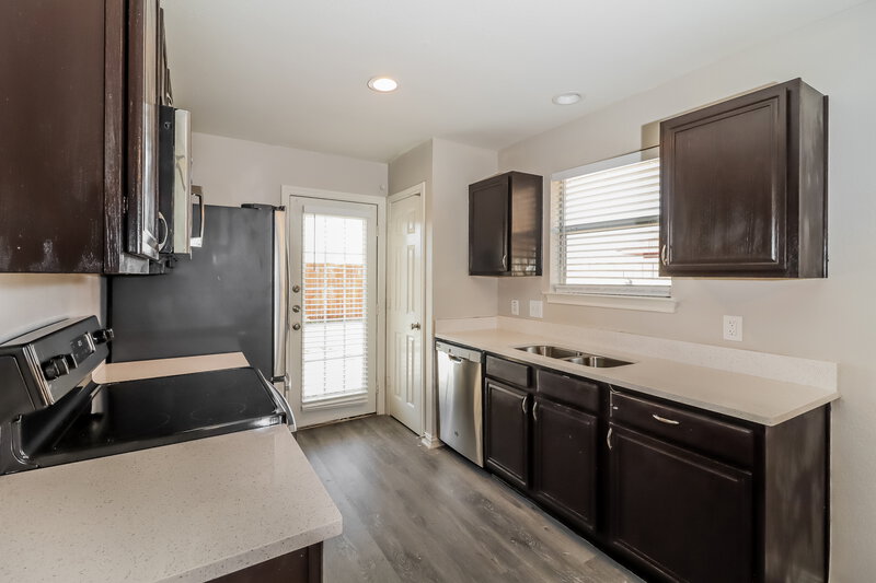 2,045/Mo, 9112 Christopher Cir Fort Worth, TX 76140 Kitchen View 2