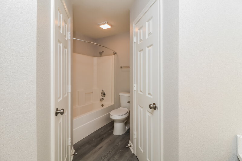 2,045/Mo, 9112 Christopher Cir Fort Worth, TX 76140 Main Bathroom View