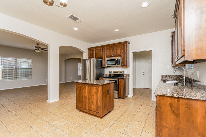 2,260/Mo, 4313 Mantis St Fort Worth, TX 76106 Kitchen View