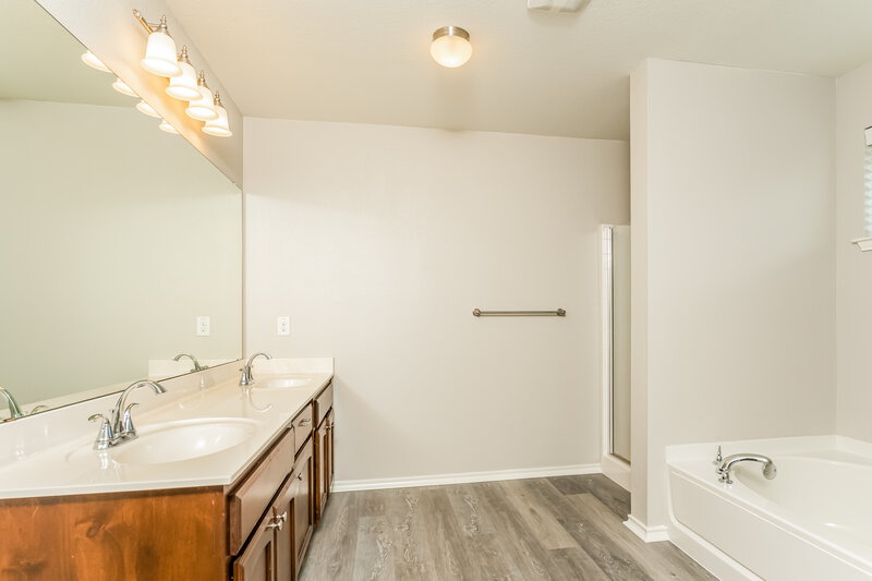 2,260/Mo, 4313 Mantis St Fort Worth, TX 76106 Main Bathroom View