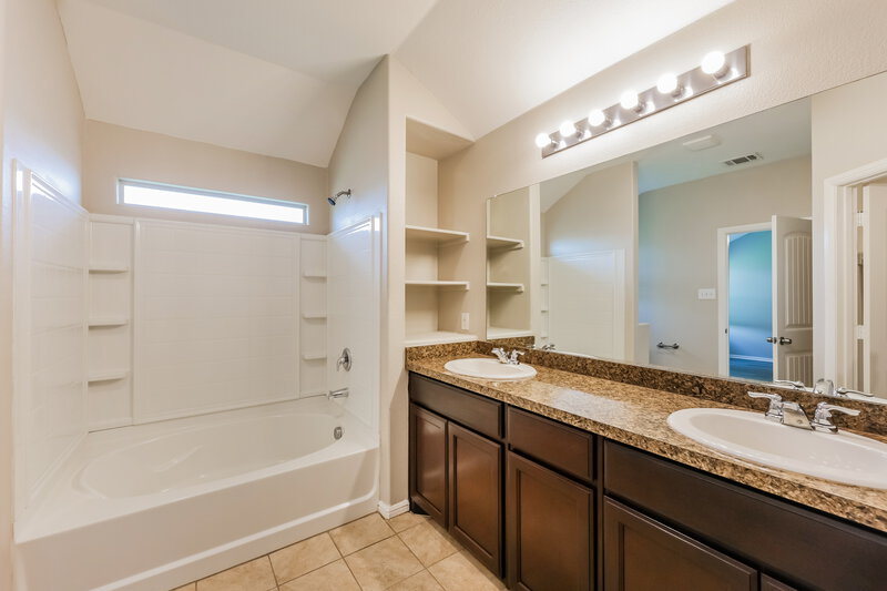 2,445/Mo, 948 Cheryl St Crowley, TX 76036 Main Bathroom View