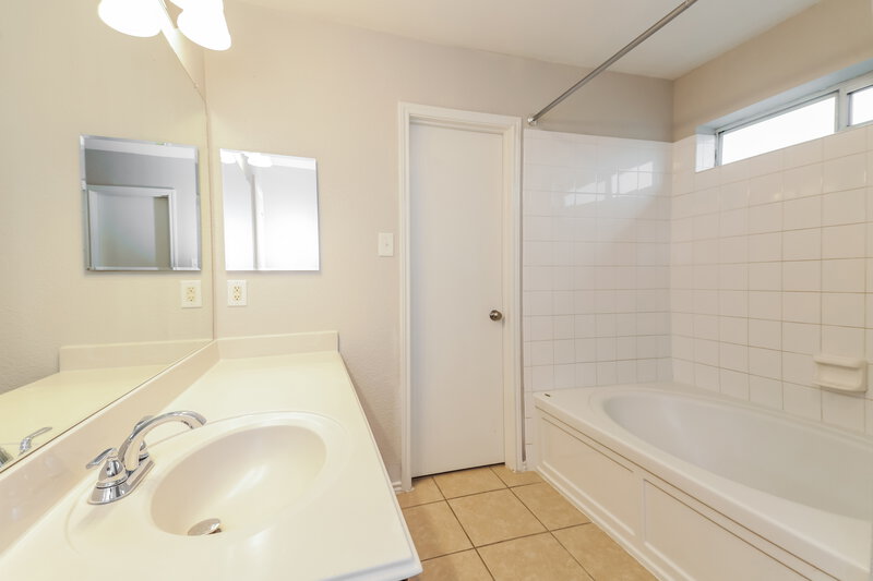 2,375/Mo, 2026 Gardenia Dr Forney, TX 75126 Main Bathroom View