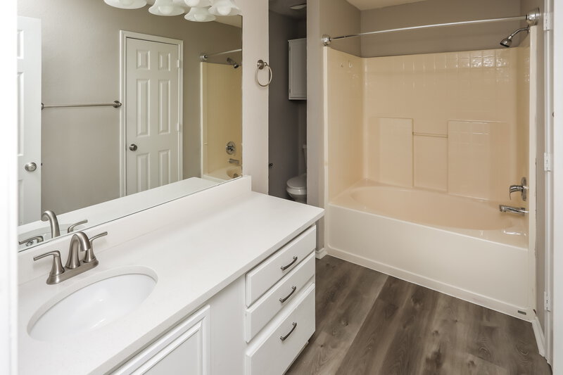 1,960/Mo, 556 Blue Haze Dr Fort Worth, TX 76108 Main Bathroom View
