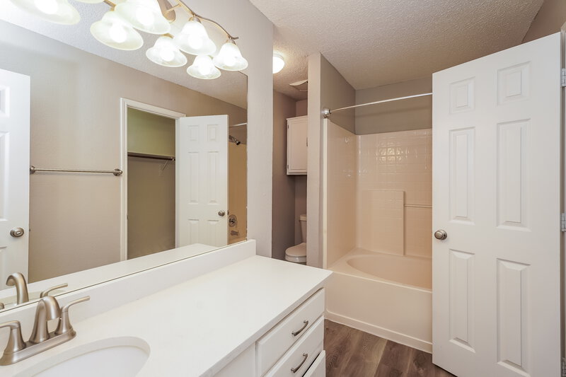 1,935/Mo, 556 Blue Haze Dr Fort Worth, TX 76108 Main Bathroom View