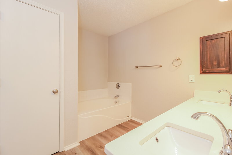 2,725/Mo, 2038 Peregrine Ct Lewisville, TX 75077 Main Bathroom View