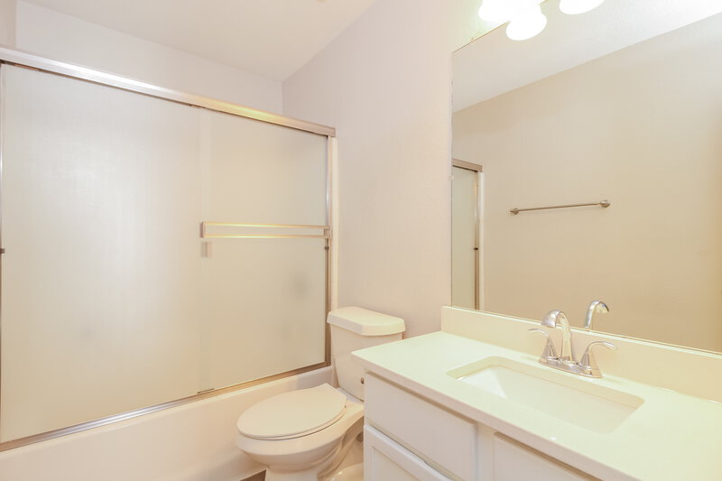 2,725/Mo, 2038 Peregrine Ct Lewisville, TX 75077 Main Bathroom View 2