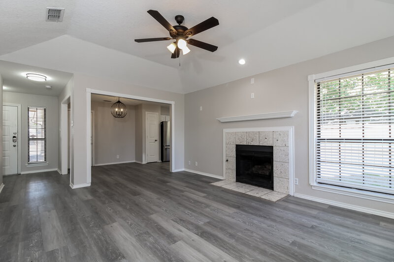 2,010/Mo, 3320 Brooke St Denton, TX 76207 Living Room View 2