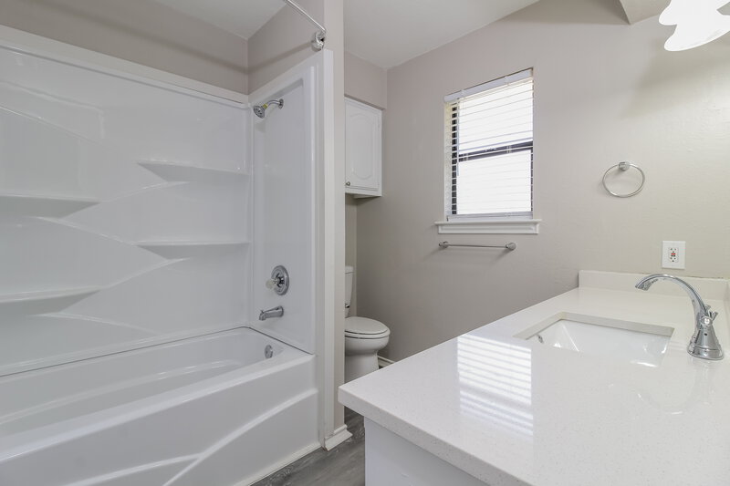 2,010/Mo, 3320 Brooke St Denton, TX 76207 Main Bathroom View