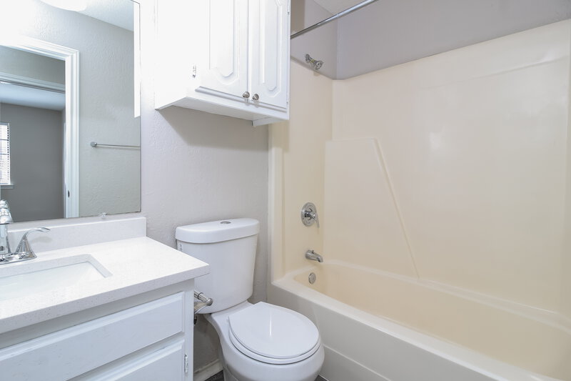 2,010/Mo, 3320 Brooke St Denton, TX 76207 Bathroom View