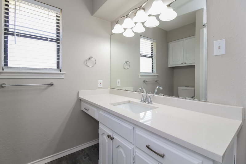 2,010/Mo, 3320 Brooke St Denton, TX 76207 Bathroom View 2