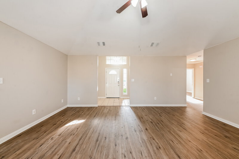 2,315/Mo, 313 Willow Creek Dr Glenn Heights, TX 75154 Living Room View 3