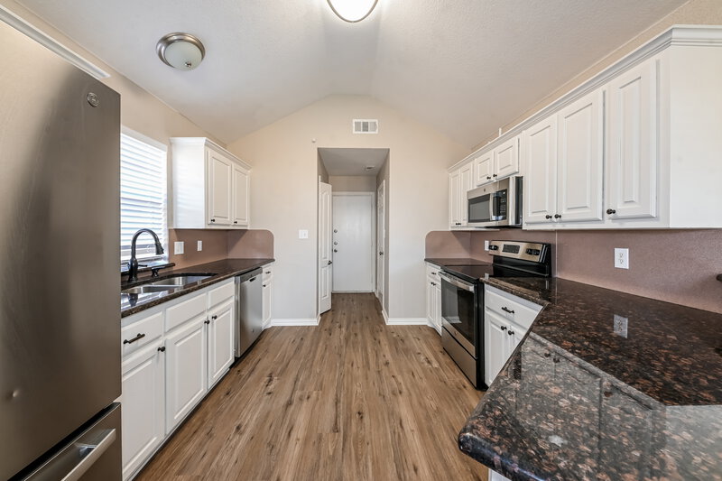 2,315/Mo, 313 Willow Creek Dr Glenn Heights, TX 75154 Kitchen View