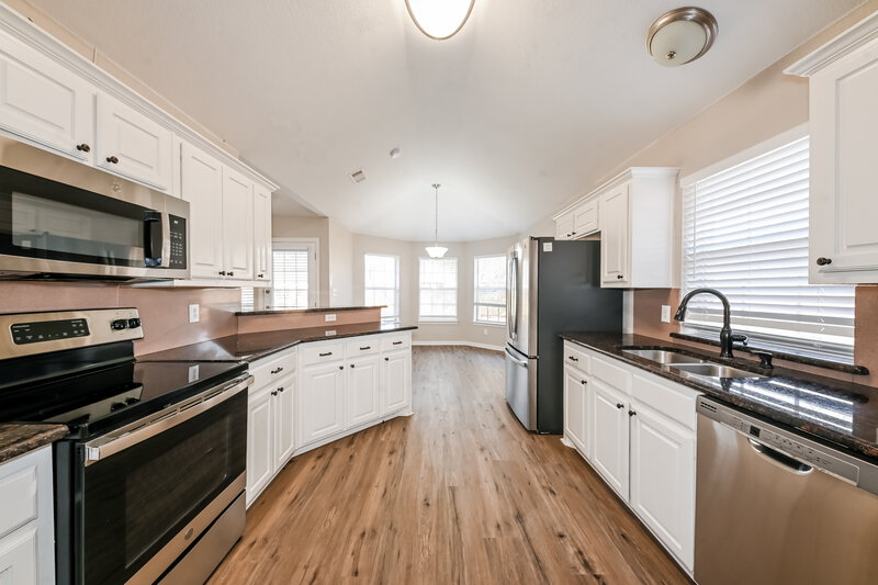 2,315/Mo, 313 Willow Creek Dr Glenn Heights, TX 75154 Kitchen View 2