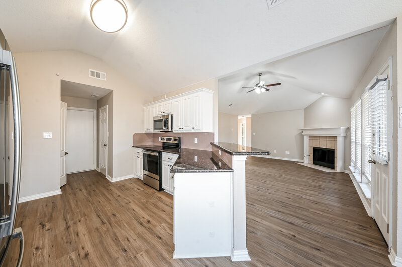 2,315/Mo, 313 Willow Creek Dr Glenn Heights, TX 75154 Kitchen View 3