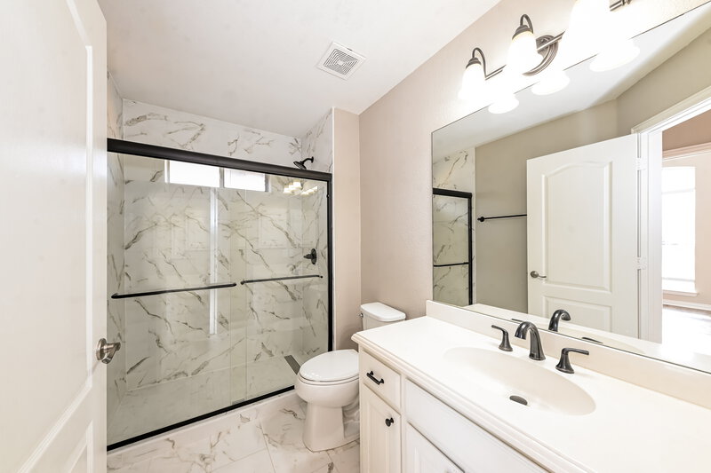 2,315/Mo, 313 Willow Creek Dr Glenn Heights, TX 75154 Bathroom View