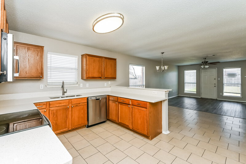 2,080/Mo, 8128 Twin Oaks Trail Fort Worth, TX 76134 Kitchen View 2