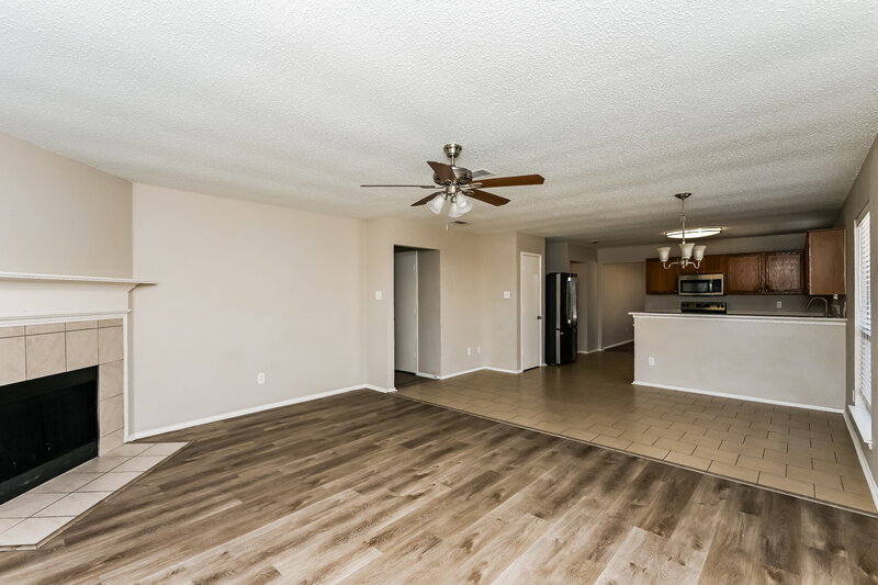 2,080/Mo, 8128 Twin Oaks Trail Fort Worth, TX 76134 Family Room View 2