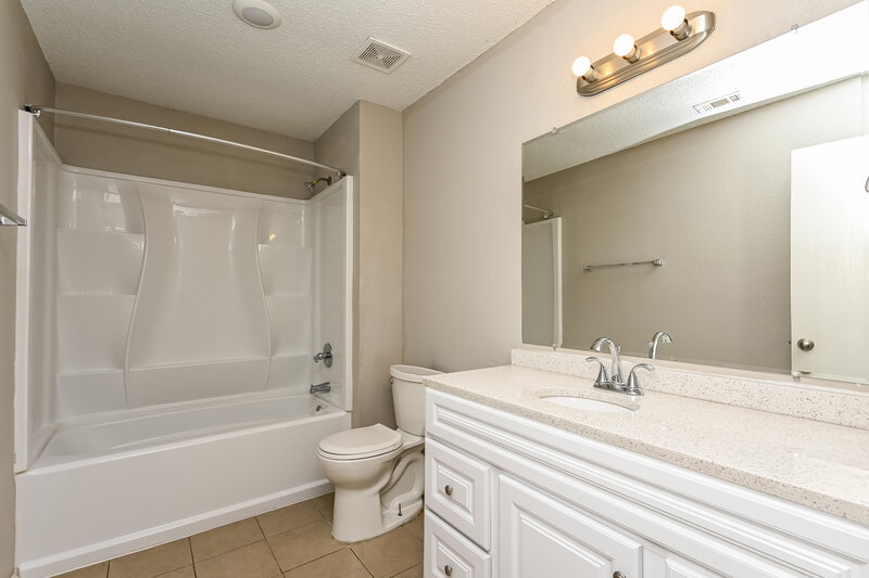 2,080/Mo, 8128 Twin Oaks Trail Fort Worth, TX 76134 Main Bathroom View