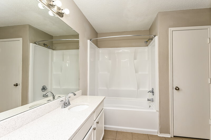 2,080/Mo, 8128 Twin Oaks Trail Fort Worth, TX 76134 Bathroom View