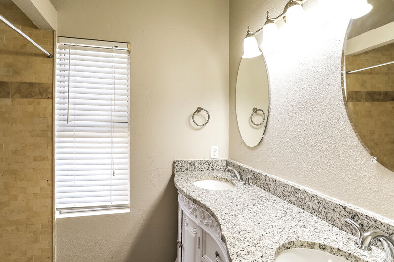 2,110/Mo, 4600 Winterhazel Dr Fort Worth, TX 76137 Main Bathroom View